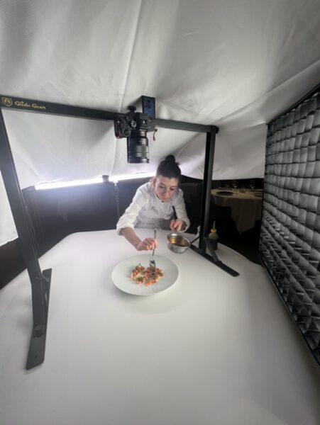shooting des plats de la carte du Berceau des Sens, EHL, making of. Cheffe Lucrèce Lacchio, Sébastien Reichenbach et Yannick Rochat. Duo créatif. Noxediem, creative & production studio