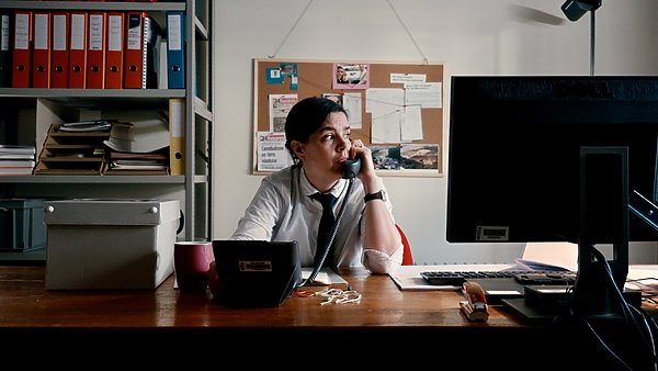 Sacré Mormont. Film pour l'exposition au MCAH. Odile Cantero dans le rôle de la détective. Production de documentaires et films culturels pour les musées. Noxediem, production audiovisuelle, Sébastien Reichenbach