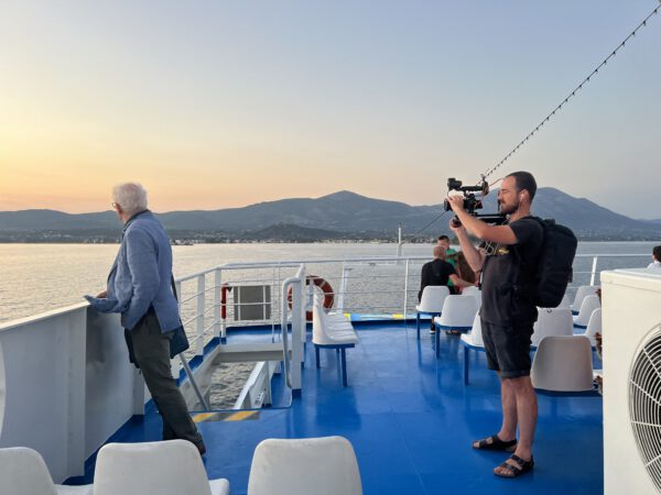 Artémis, le temple perdu. île d'Eubée, Grêce. Tournage sur le ferry. Geoffroy Dubrueil à la caméra. Noxediem, creative & production studio, Sébastien Reichenbach