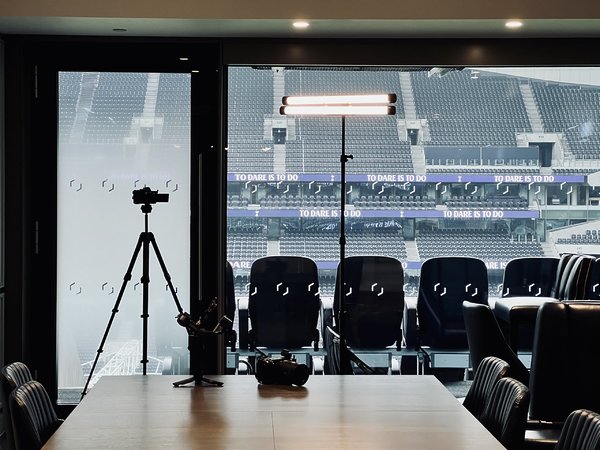 Tottenham Hotspurs Stadium, London, interview set up, Production de documentaires et films corporate UEFA. Série Life After Football, Noxediem, creative & production studio, Sébastien Reichenbach