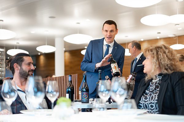 photographie promotionnelle Ecole Hôtelière Lausanne. Sommelier présente le vin, le Berceau des Sens. Production photo et vidéo, Noxediem - creative & production studio, Sébastien Reichenbach