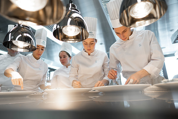 photographie promotionnelle Ecole Hôtelière Lausanne. Etudiants découvrent les coulisses de la gastronomie dans le restaurant étoilé du campus, le Berceau des Sens. Production photo et vidéo, Noxediem - creative & production studio, Sébastien Reichenbach