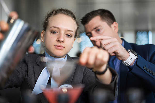 photographie promotionnelle Ecole Hôtelière Lausanne. Etudiants découvrent les coulisses de la gastronomie dans le restaurant étoilé du campus, le Berceau des Sens. Production photo et vidéo, Noxediem - creative & production studio, Sébastien Reichenbach