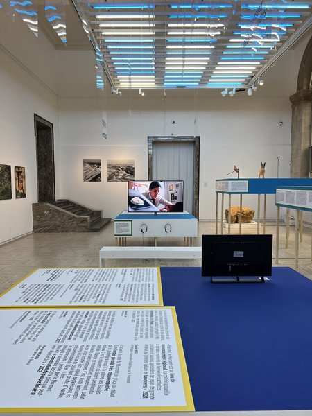 Sacré Mormont. Film pour l'exposition au MCAH. Odile Cantero dans le rôle de la détective. Production de documentaires et films culturels pour les musées. Noxediem, production audiovisuelle, Sébastien Reichenbach