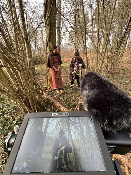 Sacré Mormont. Film pour l'exposition au MCAH. Odile Cantero dans le rôle de la détective. Production de documentaires et films culturels pour les musées. Noxediem, production audiovisuelle, Sébastien Reichenbach