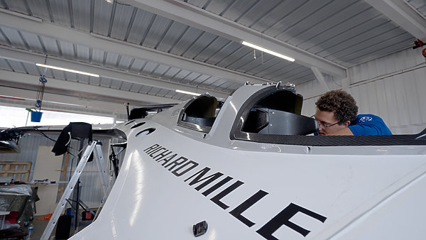SP80, travaux sur le bateau, base navale de Port Leucate. Film promotionnel EPFL. Noxediem, creative & production studio, Sébastien Reichenbach.
