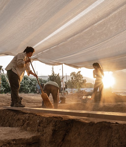 fouilles du sanctuaire d'Artémis à Amarynthos, au lever du soleil. Noxediem, creative & production studio, Sébastien Reichenbach