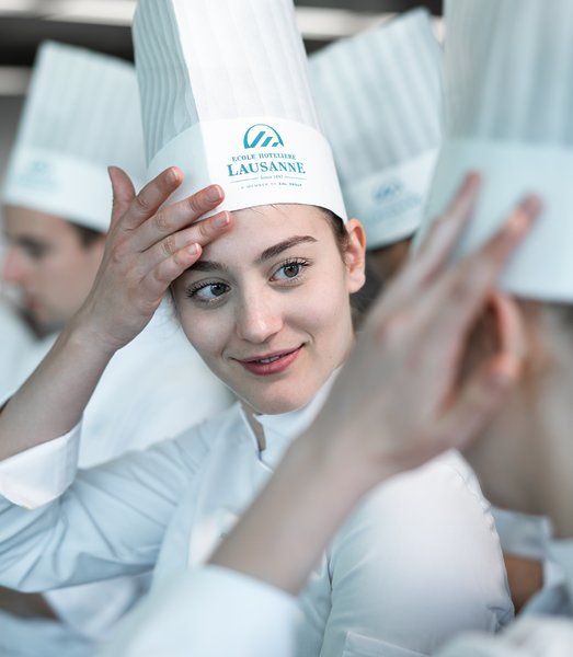 photographie promotionnelle Ecole Hôtelière Lausanne. Etudiants découvrent les coulisses de la gastronomie dans le restaurant étoilé du campus, le Berceau des Sens. Production photo et vidéo, Noxediem - creative & production studio, Sébastien Reichenbach