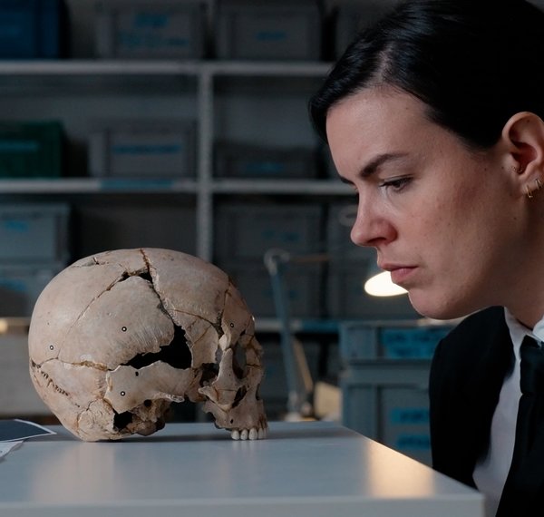 Le Crâne de la Jeune Fille. Sacré Mormont. Film pour l'exposition au MCAH. Odile Cantero dans le rôle de la détective. Production de documentaires et films culturels pour les musées. Noxediem, production audiovisuelle, Sébastien Reichenbach