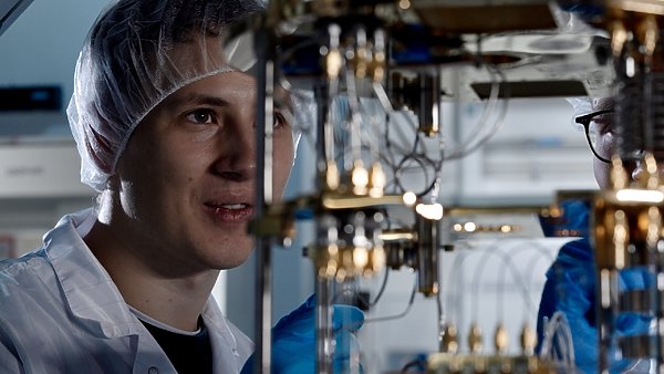 Laboratoire EPFL, ordinateur quantique, tournage vidéo. Film promotionnel EPFL. Noxediem, creative & production studio, Sébastien Reichenbach.